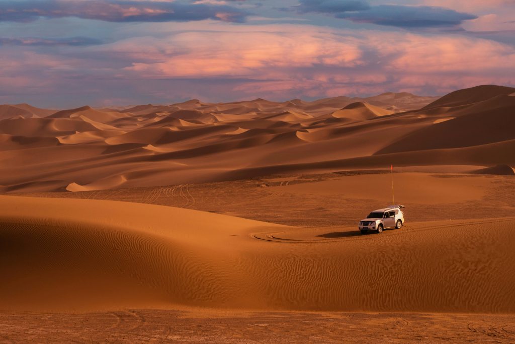 Jeep che attraversano le dune di sabbia dell'Erg Chebbi
